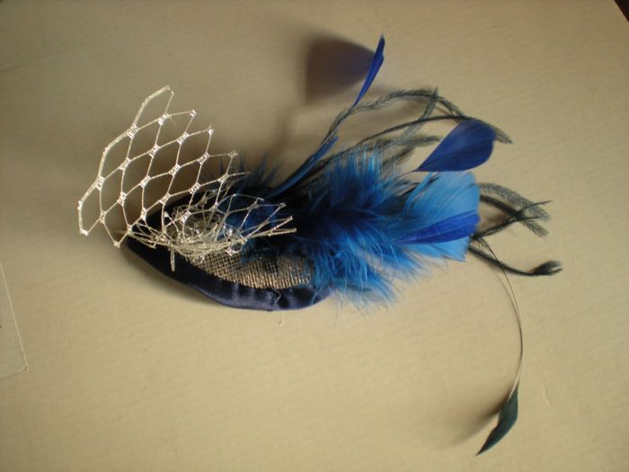 Tocado pluma azul
