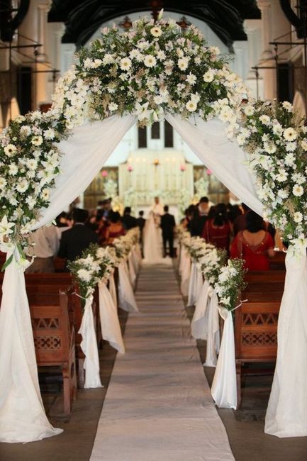 Arco con flores y tela 