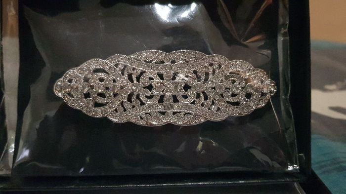Broche bonito para sujetar la cola del vestido - 1