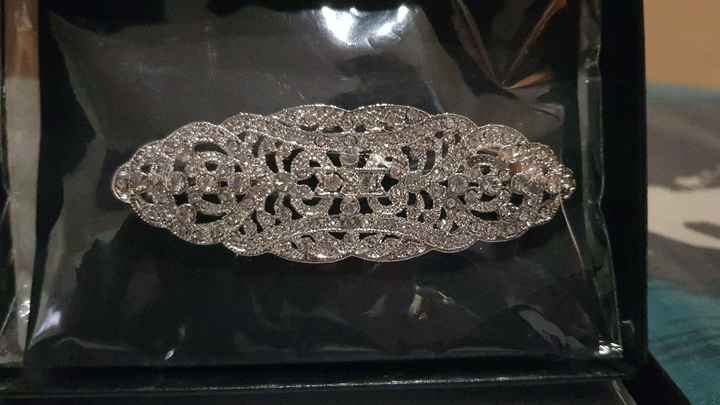 Broche bonito para sujetar la cola del vestido - 1