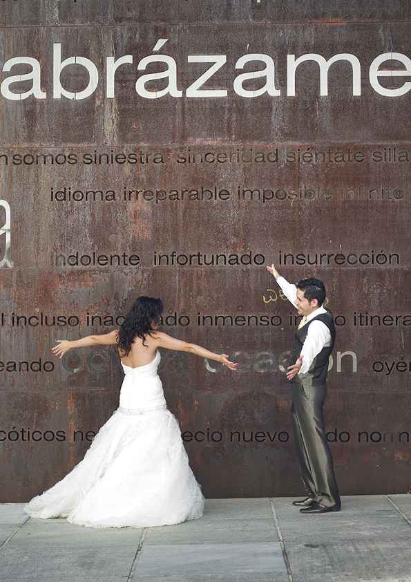 por detras