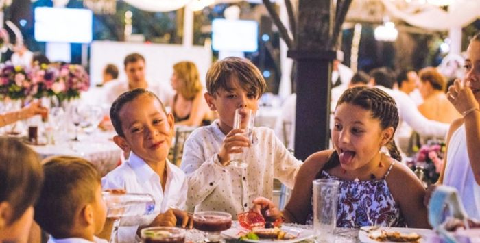 Cómo sentar a los niños en el banquete 1