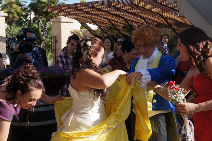 VISTIENDO A LA NOVIA DE LA BELLA