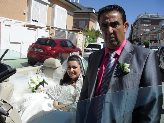 MONTADA EN EL COCHE PARA IR A LA IGLESIA