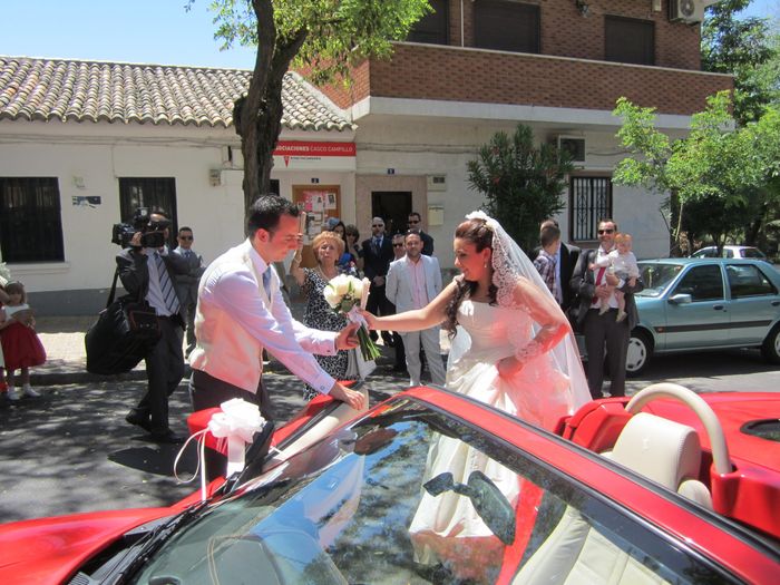 MI MARIDO ABRIENDOME LA PUERTA DEL FERRARI