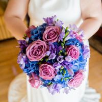 Así fue mi precioso ramo de rosas, hortensias azules y fresias moradas