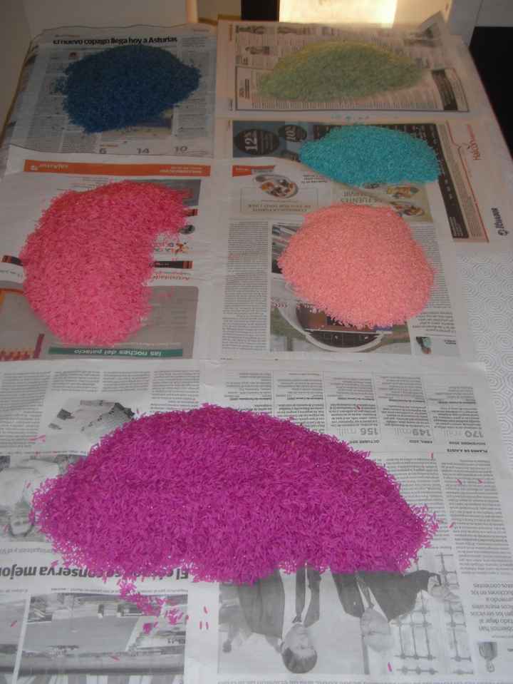 Arroz teñido con papel pinocho