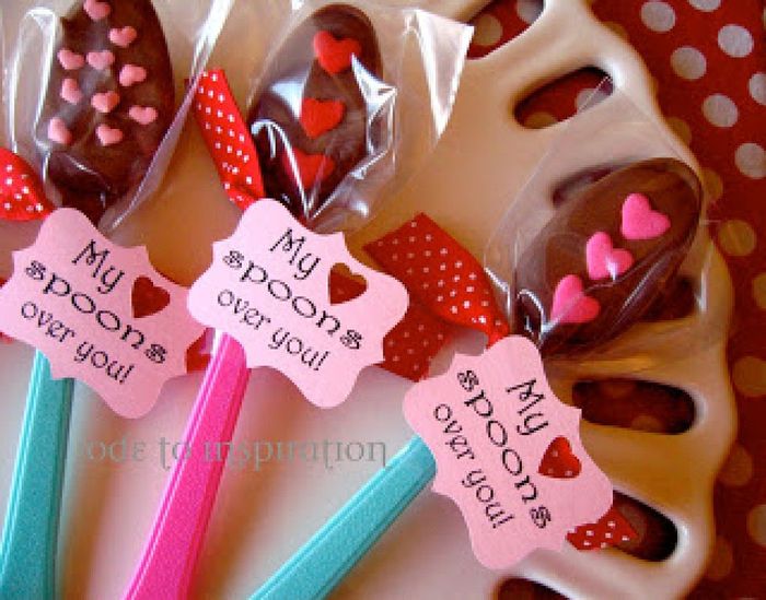 chucharas de plástico con chocolate