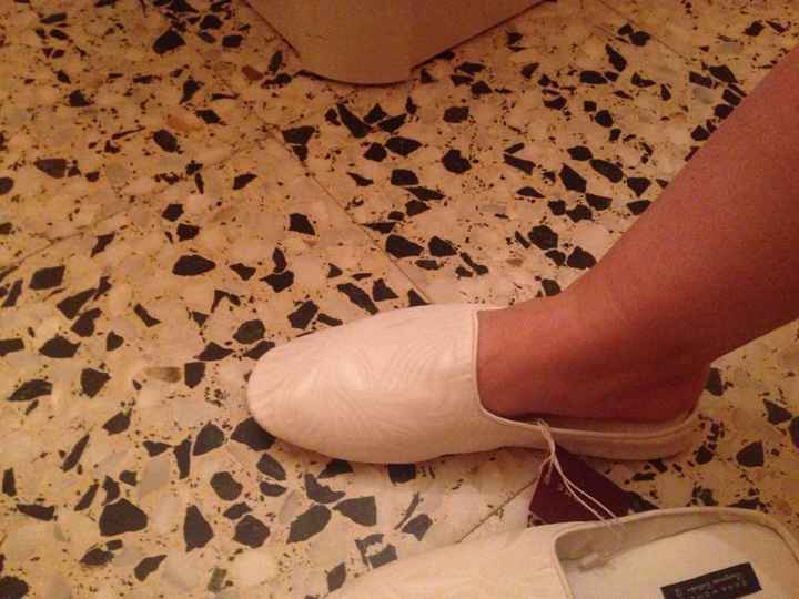 Zapatillas blancas para la bata! - 1