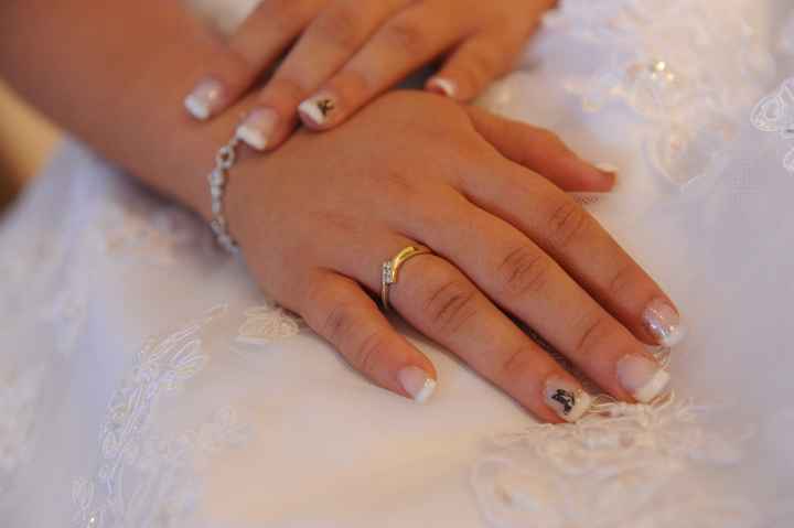 Uñas y anillo de compromiso♥