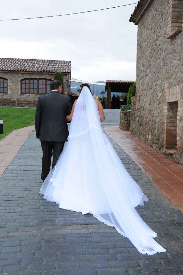 con mi padre hacia el altar