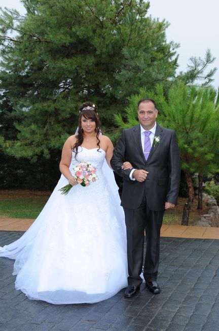 con mi padre hacia el altar
