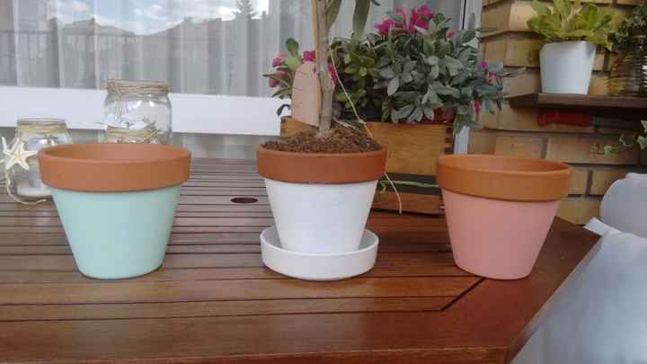 Macetas pintadas por mi madre (vamos a poner olivos pequeñitos como regalo y decoración de las mesas