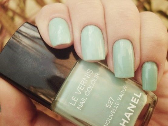 Laca de uñas verde menta chanel