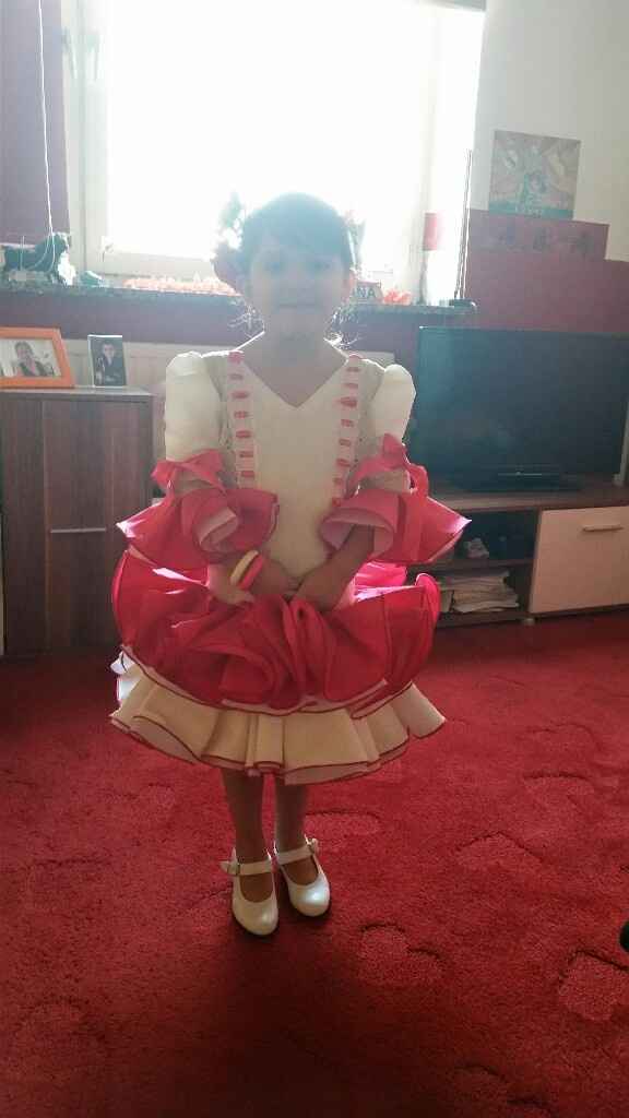 Mi hija lista para echar los petalos que os parece? - 2