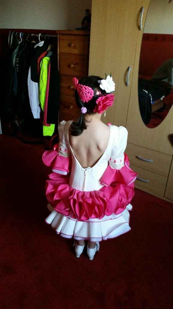 Mi hija lista para echar los petalos que os parece? - 3