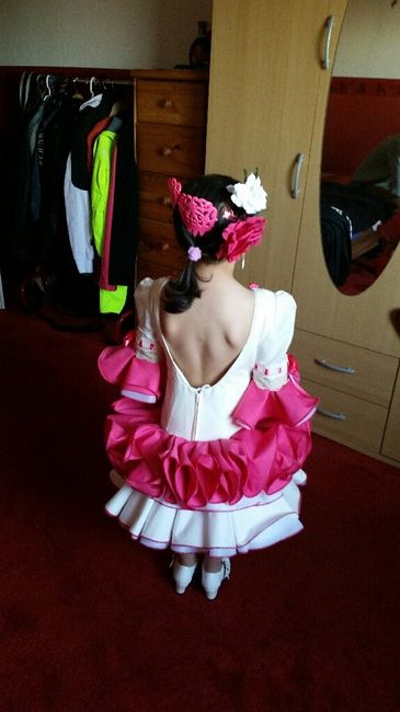 Mi hija lista para echar los petalos que os parece? - 3