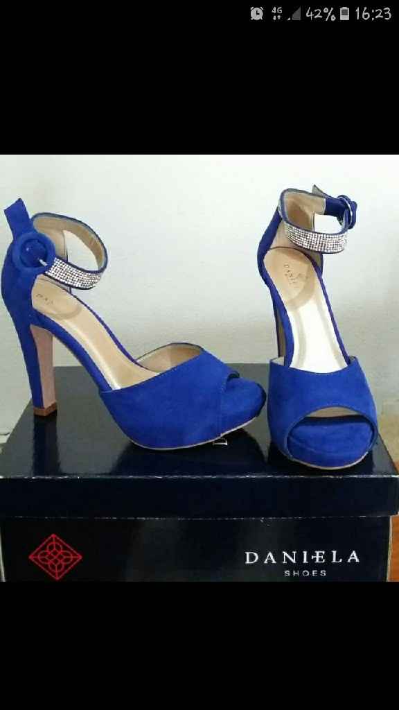 Vestido blanco, zapatos azules - 1