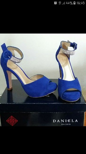 Vestido blanco, zapatos azules - 1