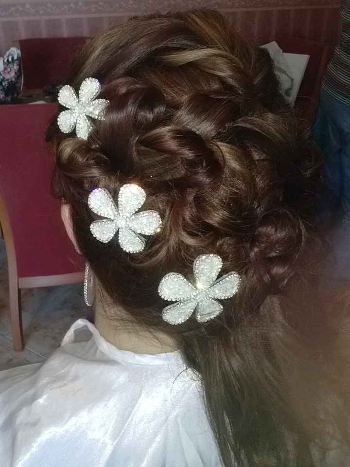 Duda con horquillas y peinado - 1
