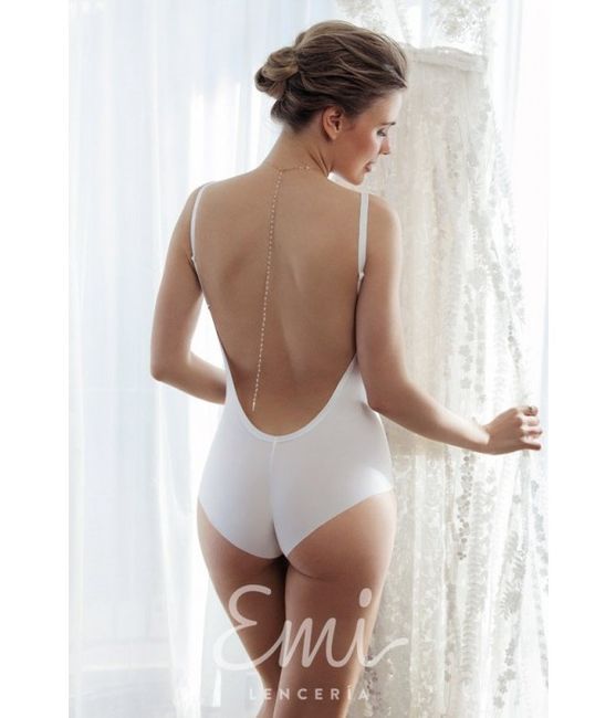 Ropa interior y vestido con espalda al aire 6