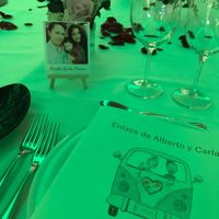 Yo puse las fotos donde cada persona se sentaba y detrás un adorno de flores de goma Eva 