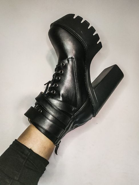 Los zapatos me traen por la calle de la amargura ! - 1