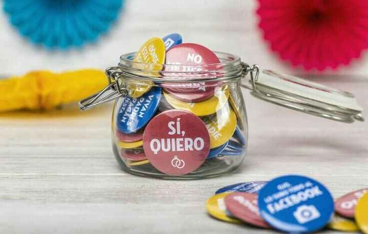 Chapas-pegatinas en vez de imperdibles - 1