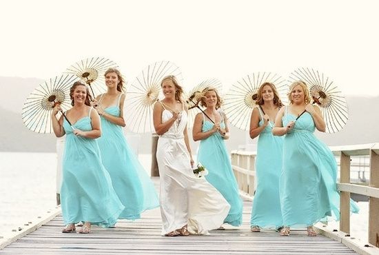 Damas de azul con sombrilla