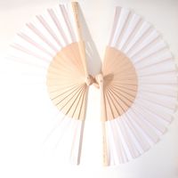 abanico madera y tela blanca grabados