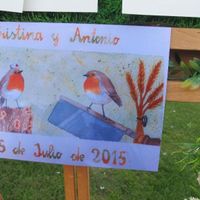 Dos aves vuelan sobre el jardín