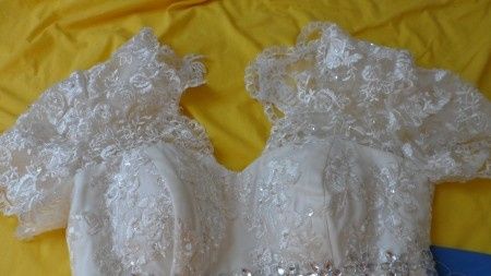 vestido con mangas que no existen en la foto original del vestido