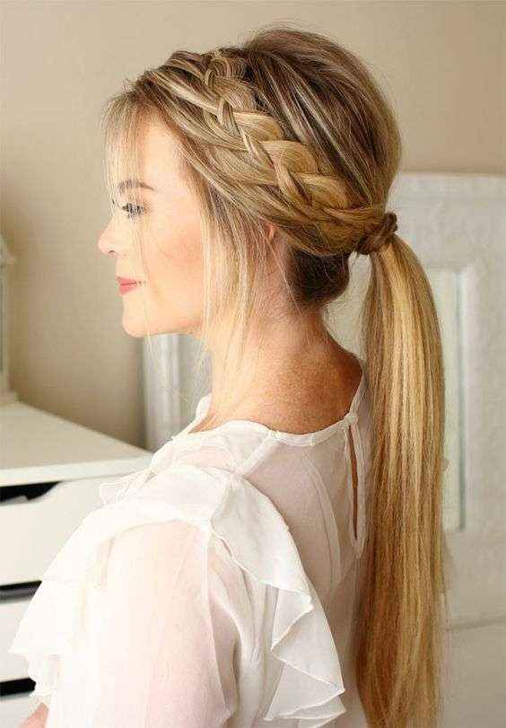 en la trenza iria la cinta trenzada verde con flores iguales a las que lleva mi vestido