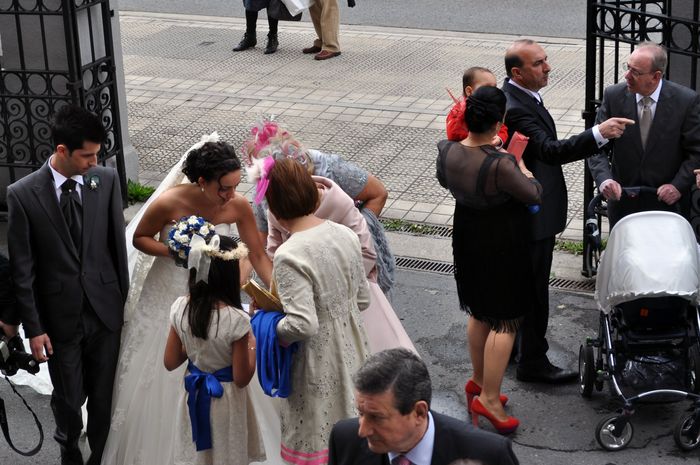 Dando las arras y los anillos