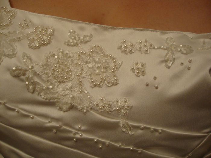 Detalle del escote del vestido de novia