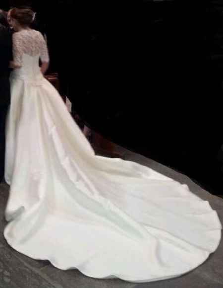 mi vestido por detrás camino del altar