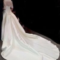 mi vestido por detrás camino del altar