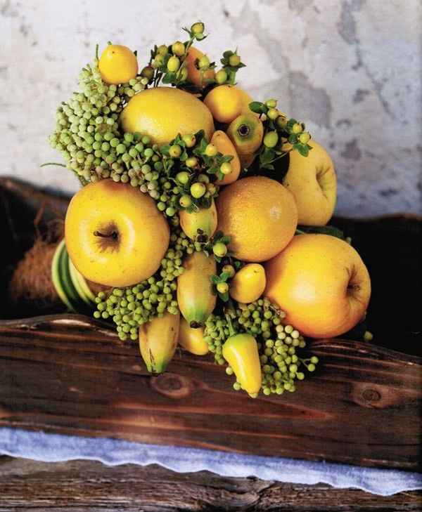 Ramo con manzanas, plátanos y guindillas.