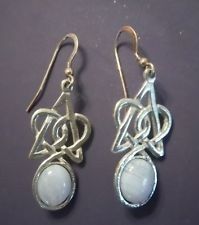 15. Pendientes con nudo celta y piedra