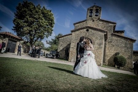 Frente a la iglesia
