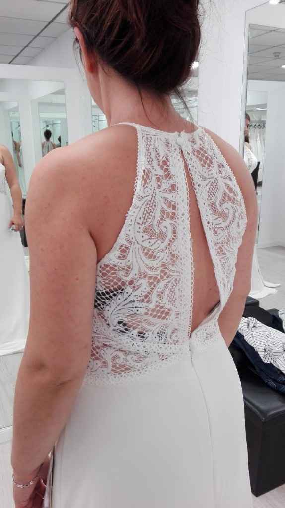 Vestido con pelo suelto o recogido - 1
