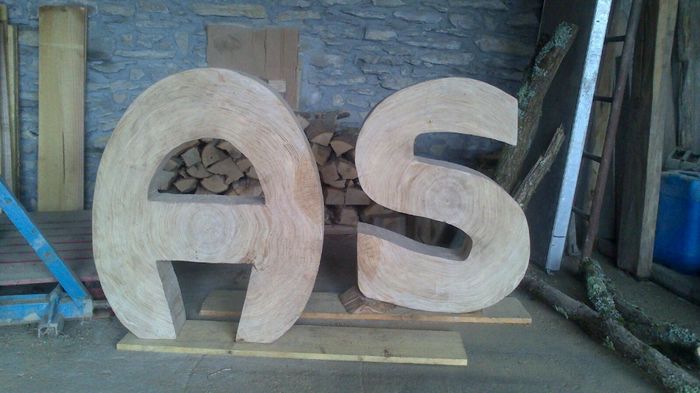 iniciales grandes de madera