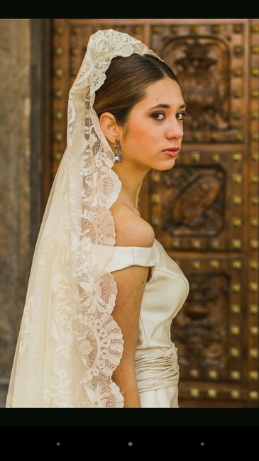 Peinado y accesorios para mantilla - 1