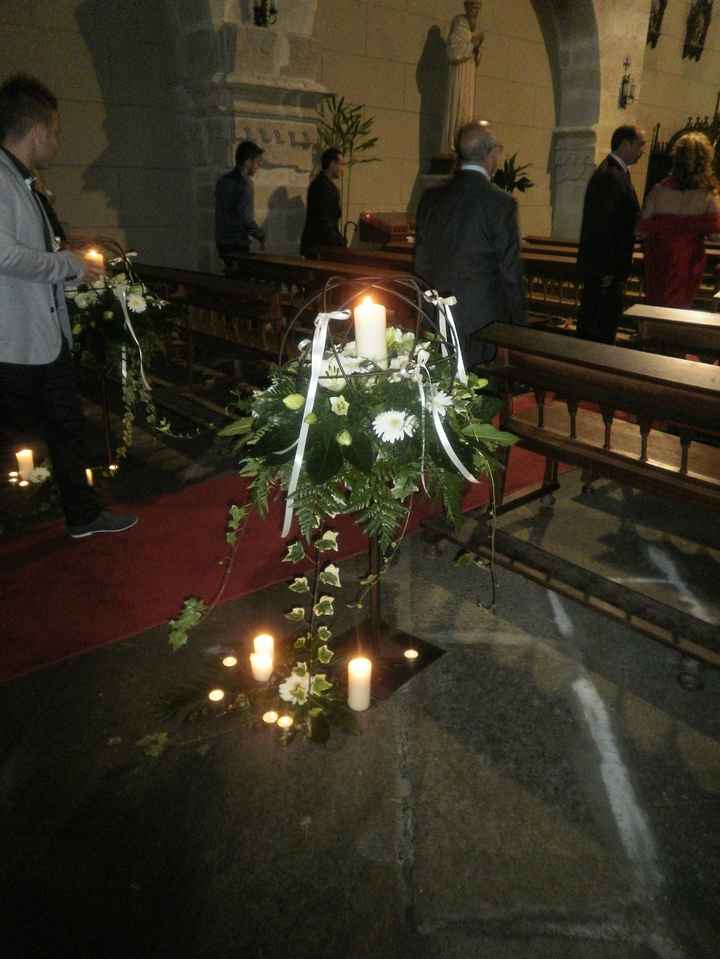 Iglesia adornada con velas