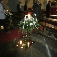 Iglesia adornada con velas