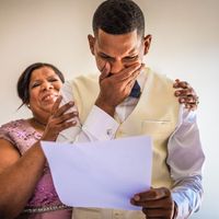 Emoción del novio con la sorpresa