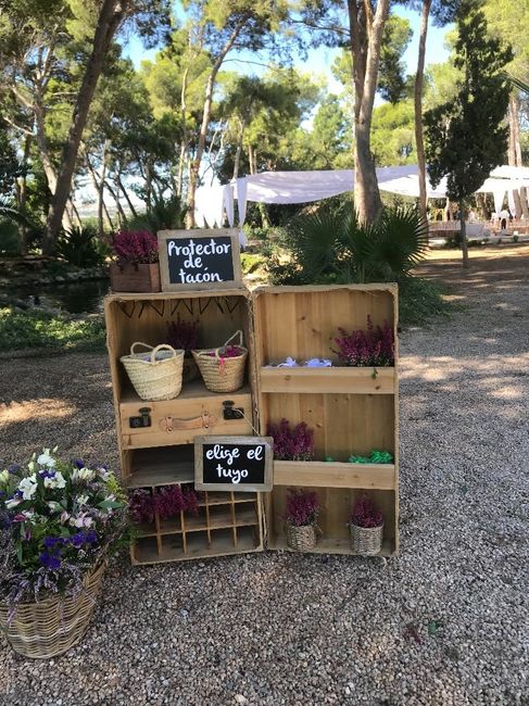 Rincón de protectores de tacón en zona de recepción ( NO CESPED )