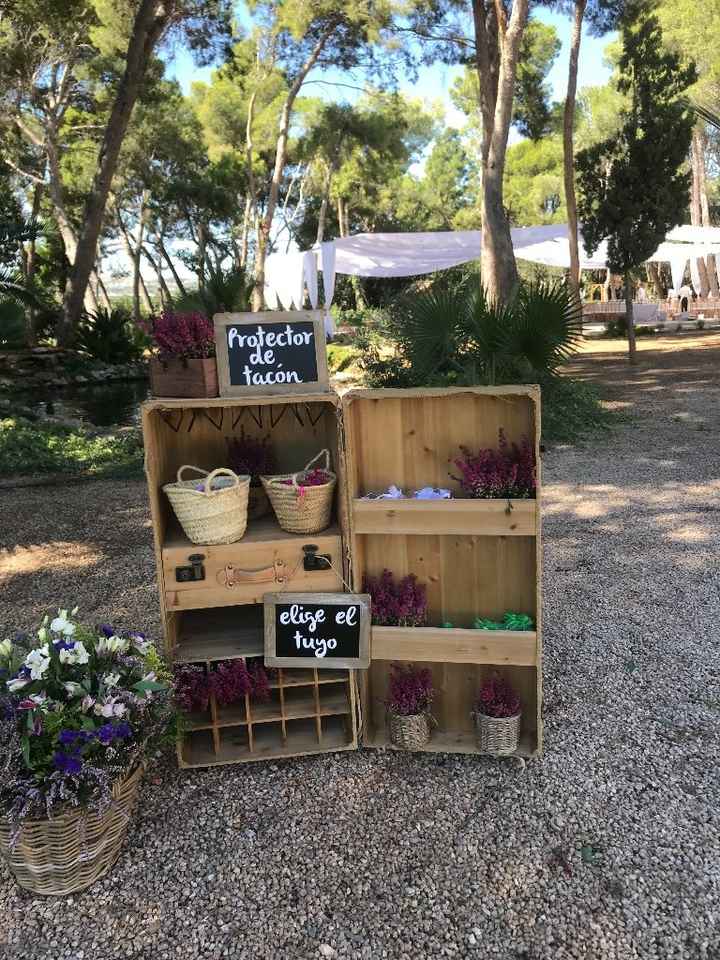 Rincón de protectores de tacón en zona de recepción ( NO CESPED )