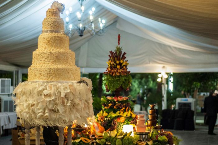tarta y fuente de frutas