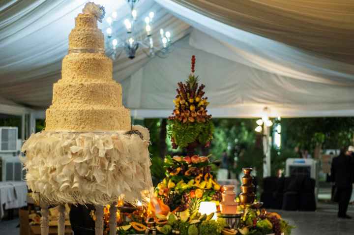 tarta y fuente de frutas